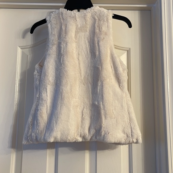 Beauties designed in Los Angeles fur vest, size M (6-8) - Picture 4 of 6